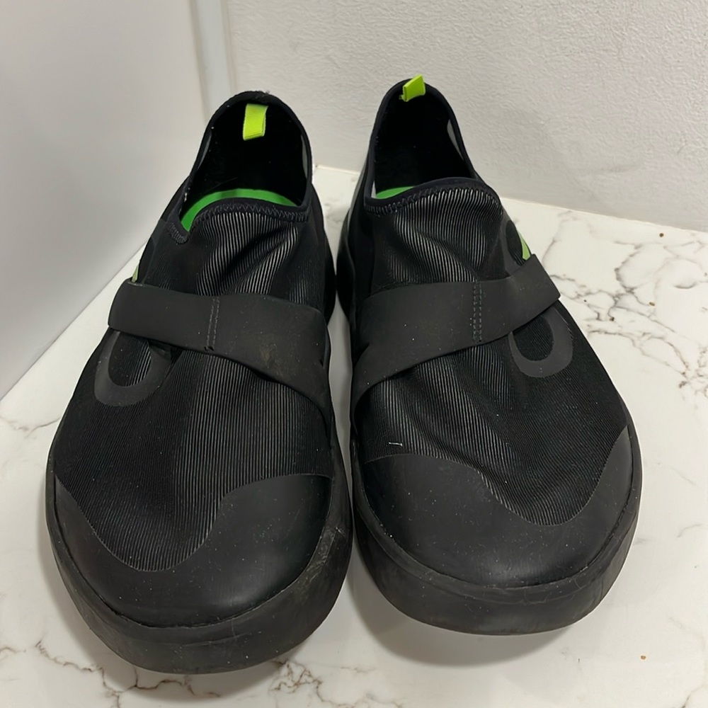 Oofos OOmg fibre men’s black shoe 10
